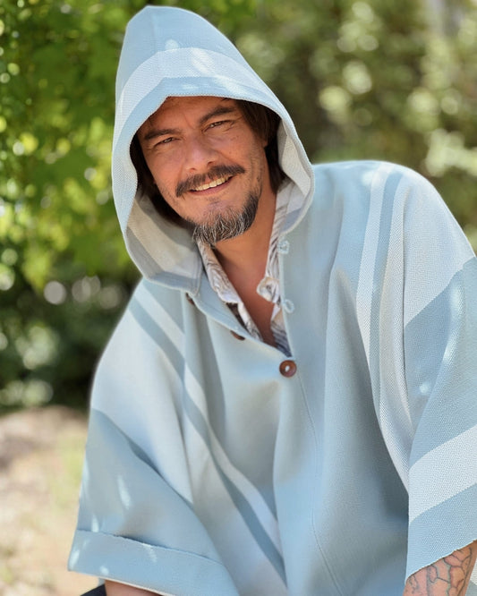 Poncho Ciprés | Celeste & Blanco