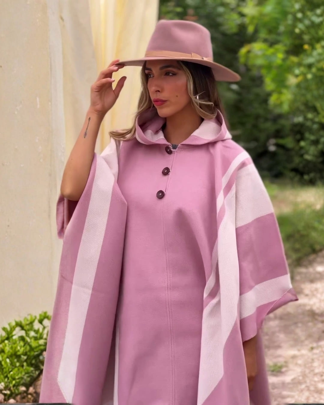 Poncho Ciprés | Rosado & Nevado