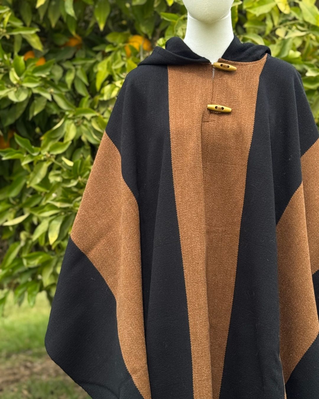 Poncho Lenga | Negro y Camel