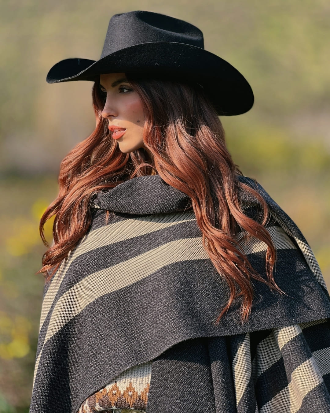 Ruana Suspiro | Gris marengo y Beige - Calafate Austral
