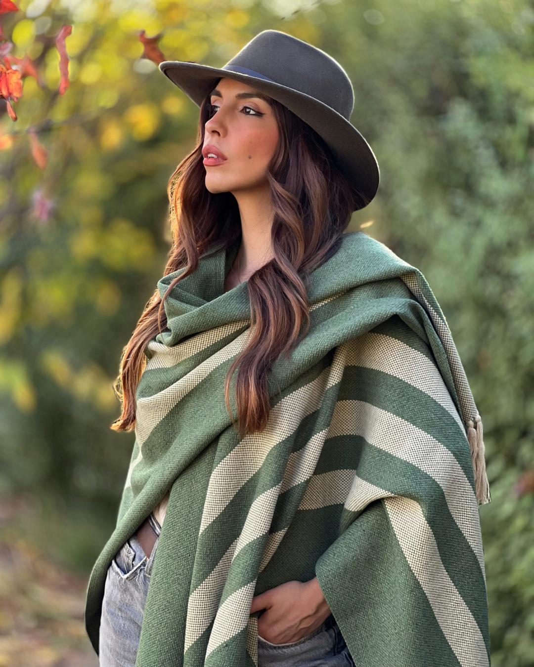 Ruana Suspiro | Verde líneas beige - Calafate Austral
