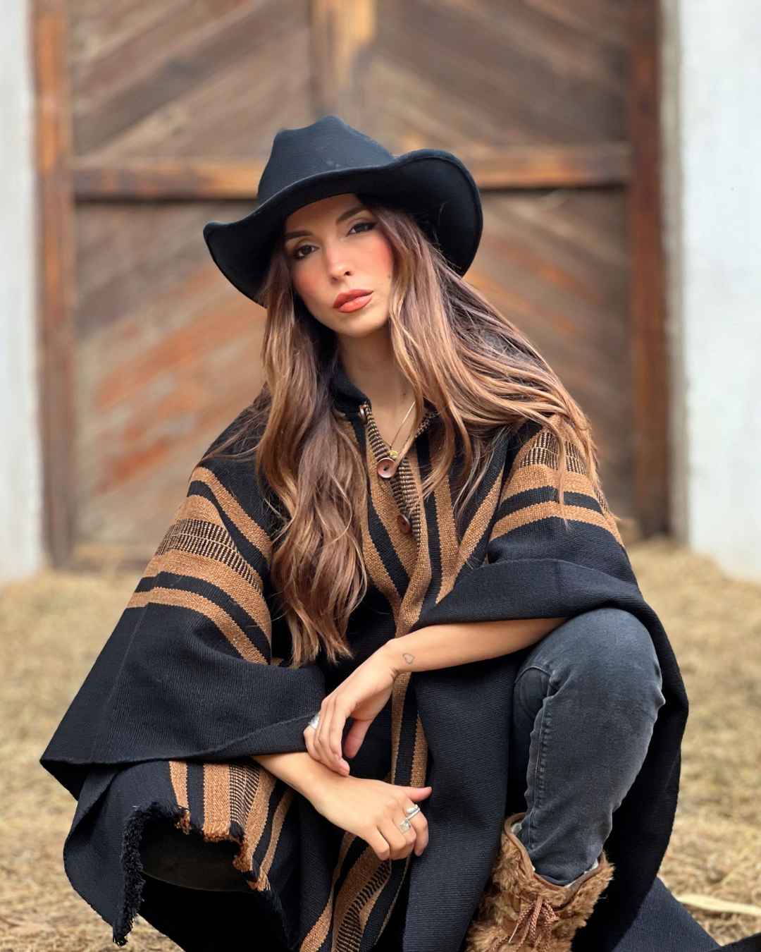 Mujer usando Sombrero Álamo negro de cuerpo completo