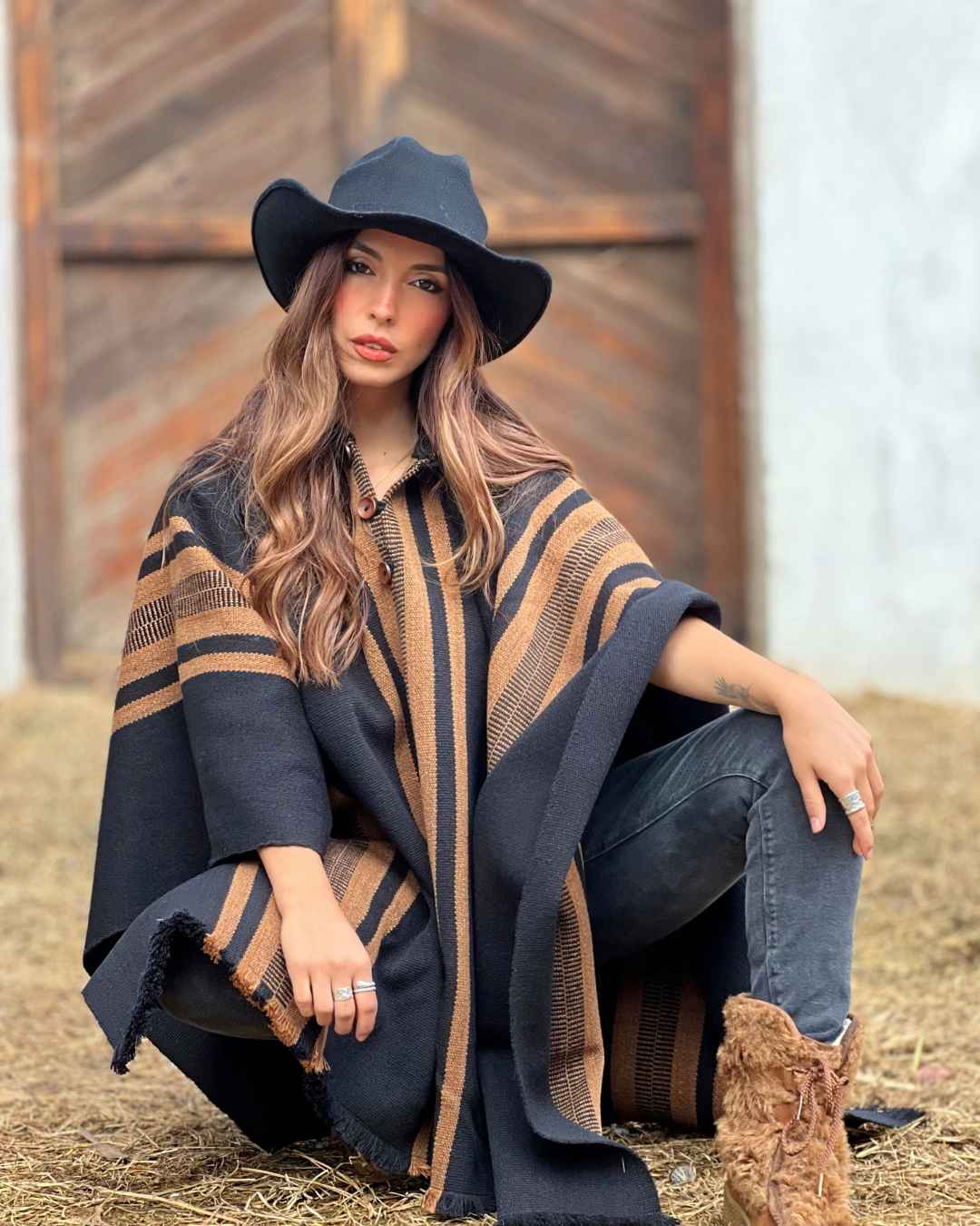 Sombrero Álamo negro usado por modelo sentada en exterior