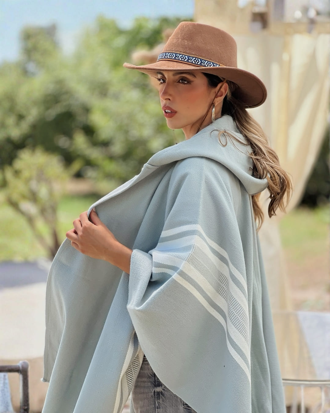 Ruana Copihue| Celeste y Blanco