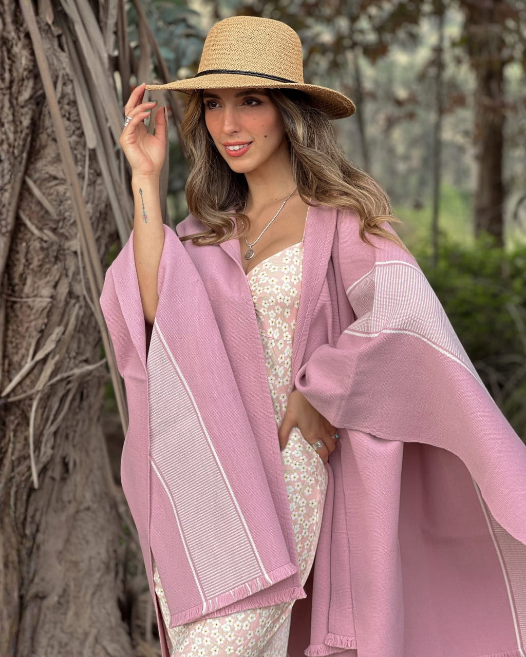 Ruana Copihue | Rosada y Blanco