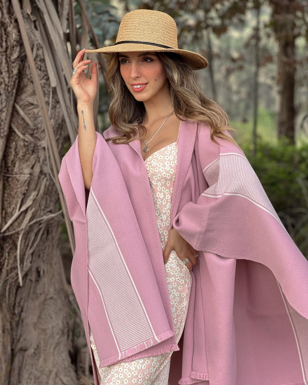 Ruana Copihue | Rosada y Blanco