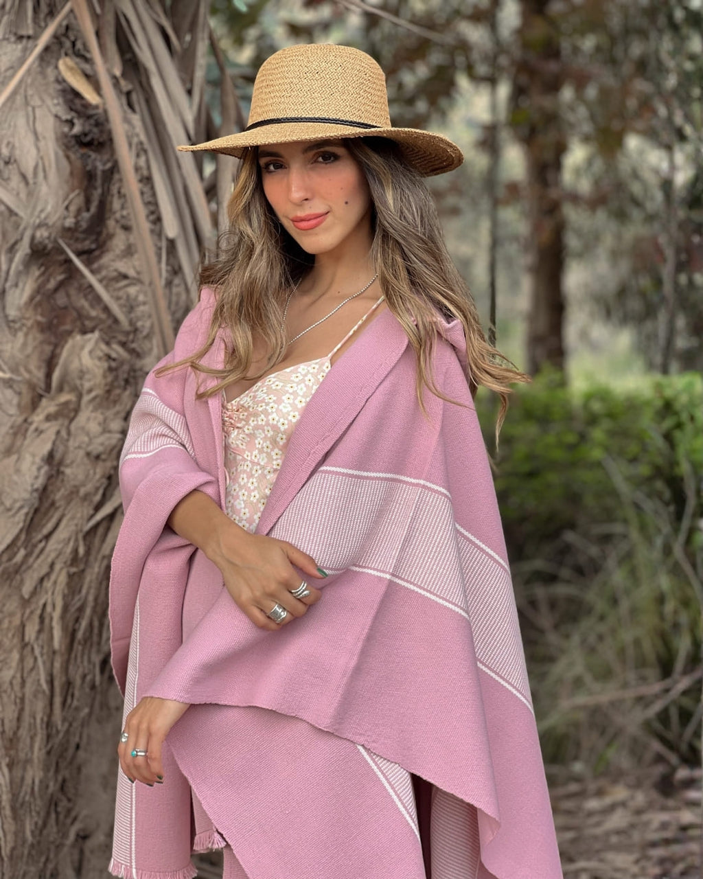 Ruana Copihue | Rosada y Blanco