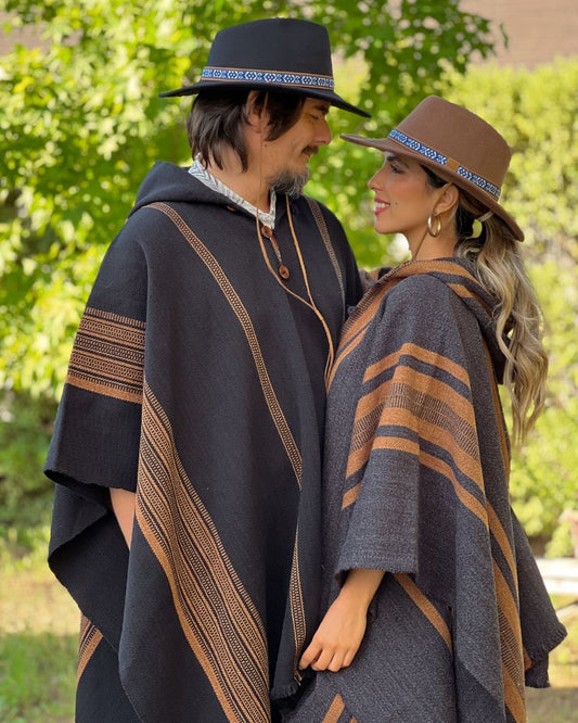 Poncho Arrayán | Negro y Camel