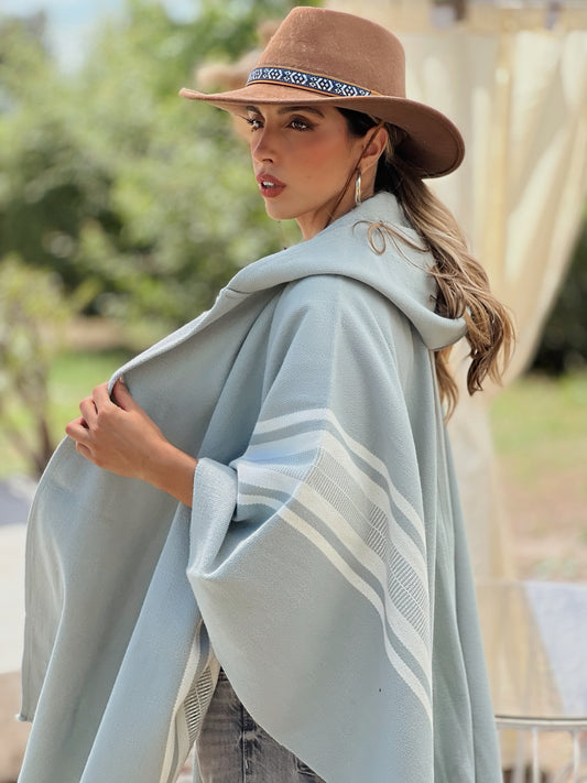 Ruana Copihue| Celeste y Blanco