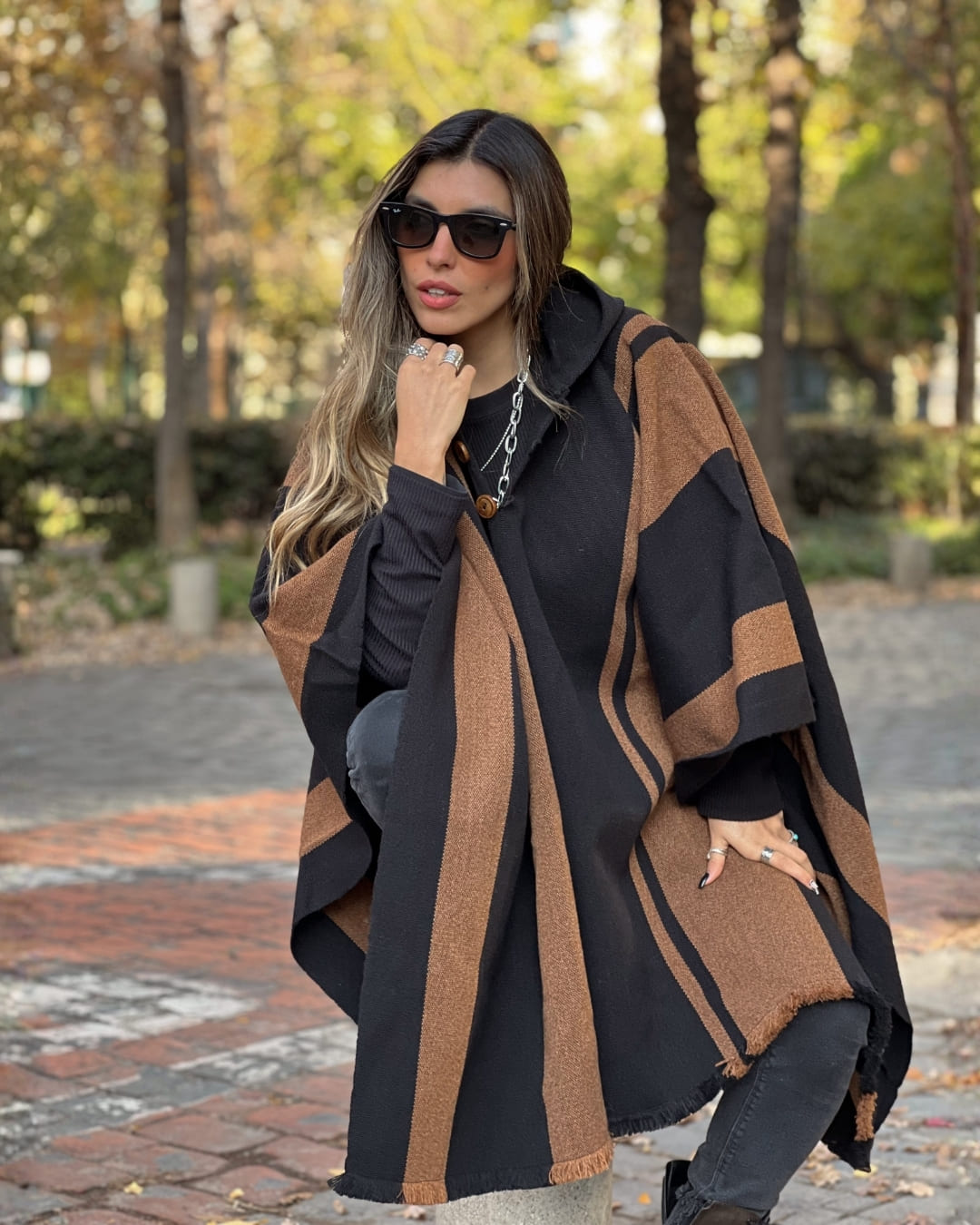 Poncho Ciprés | Negro y Camel