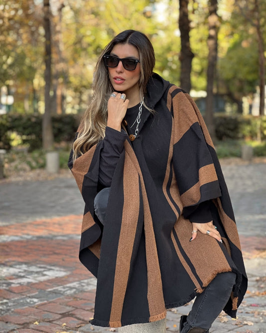 Poncho Ciprés | Negro y Camel