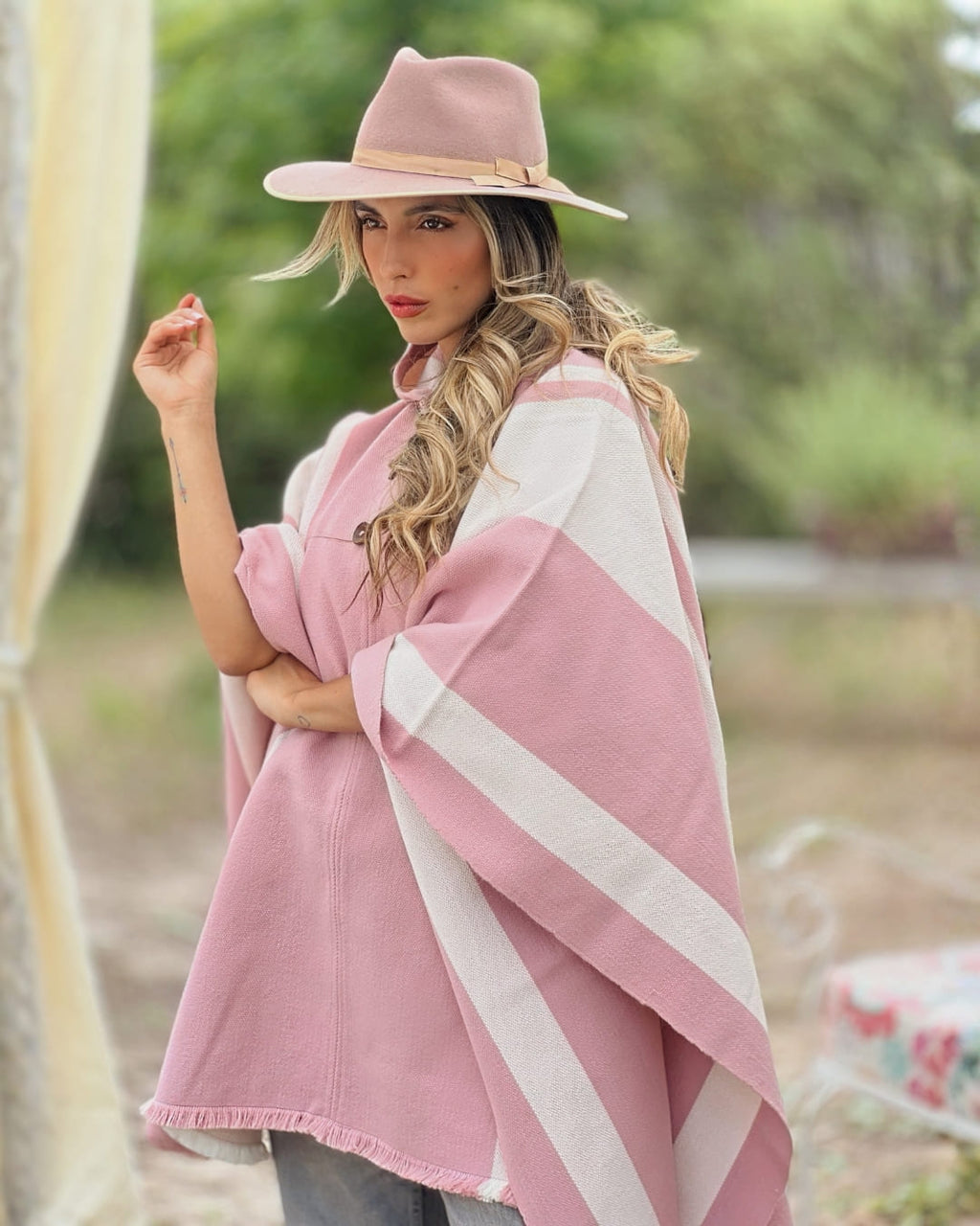 Poncho Ciprés | Rosado y Nevado