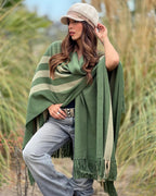 Ruana Suspiro verde con líneas beige usada con boina beige en exterior