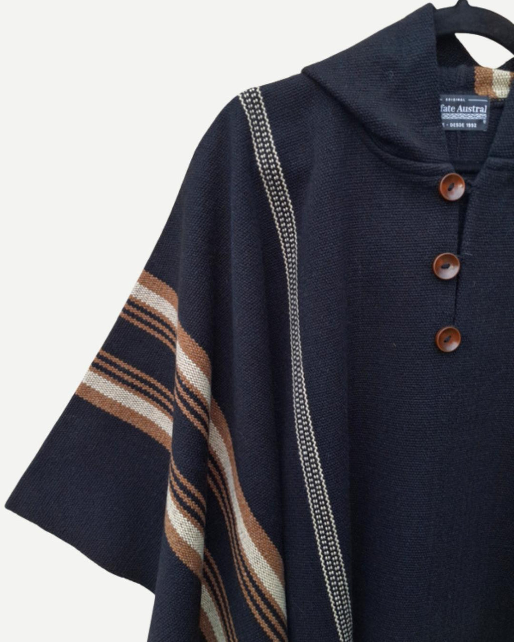 poncho-arrayan-negro-trama-camel-detalle-tejido