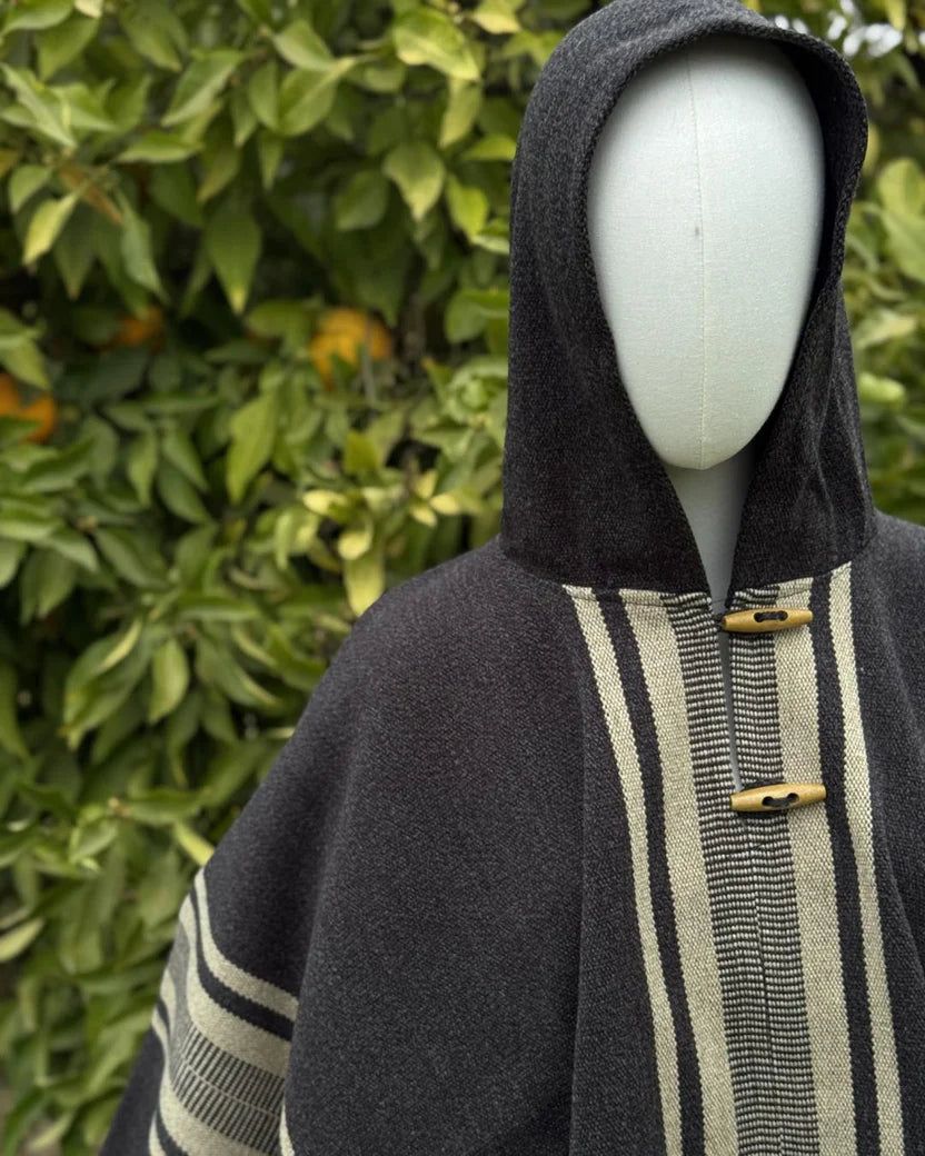 poncho-coihue-gris-marengo-detalle-frontal