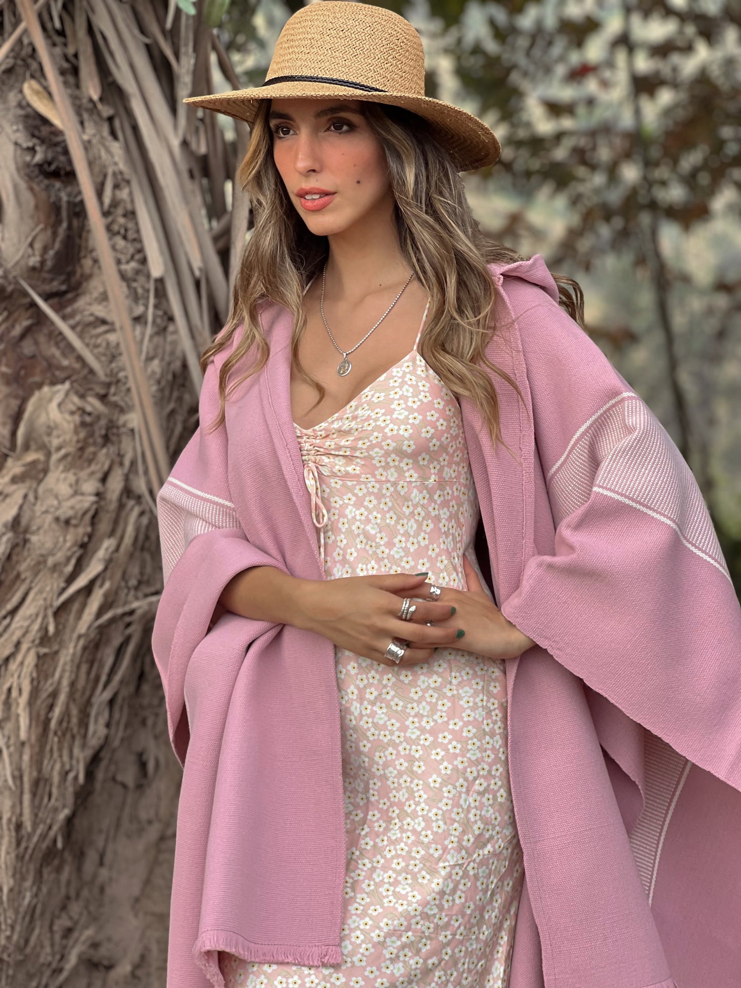 Ruana Copihue | Rosada y Blanco