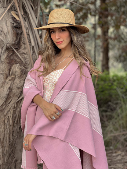 Ruana Copihue | Rosada y Blanco