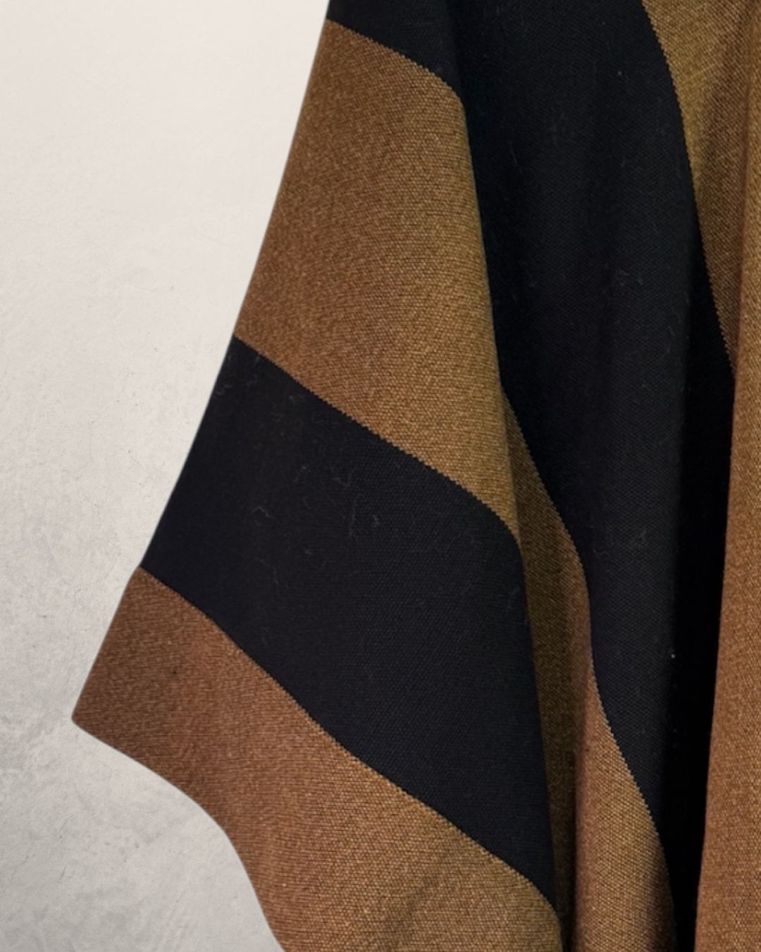 Manta Enhuinchada | Negro y Camel