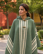 Modelo usando poncho coihue de lana de alpaca y oveja
