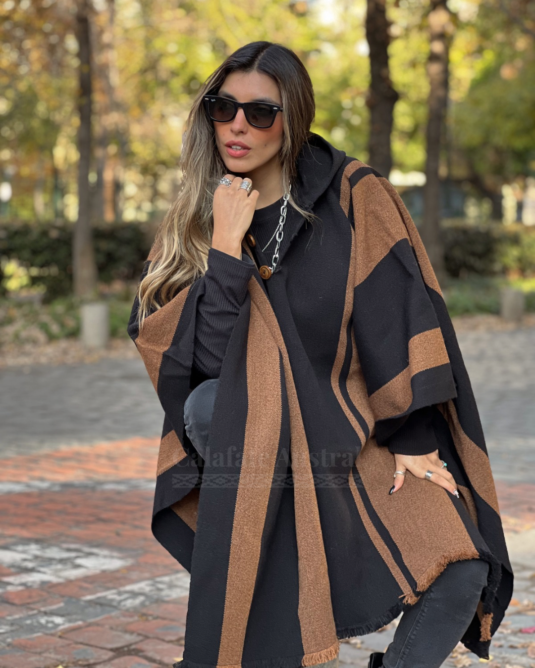Poncho Ciprés Negro & Camel