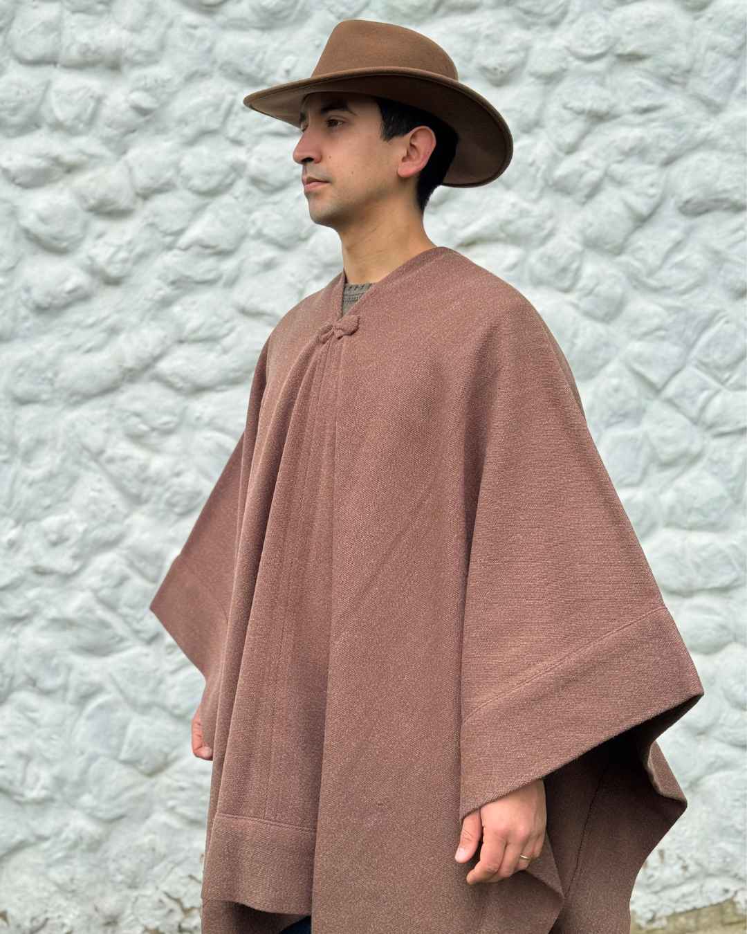 Vista frontal de Manta Enhuinchada capuchino de lana de alpaca y oveja