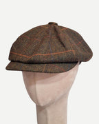 Vista frontal de Boina Birmingham café con tejido tweed espigado, cuadros y visera corta.