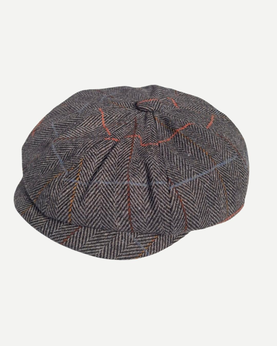 Vista frontal de Boina Birmingham gris tipo baker boy con visera corta y diseño a cuadros.