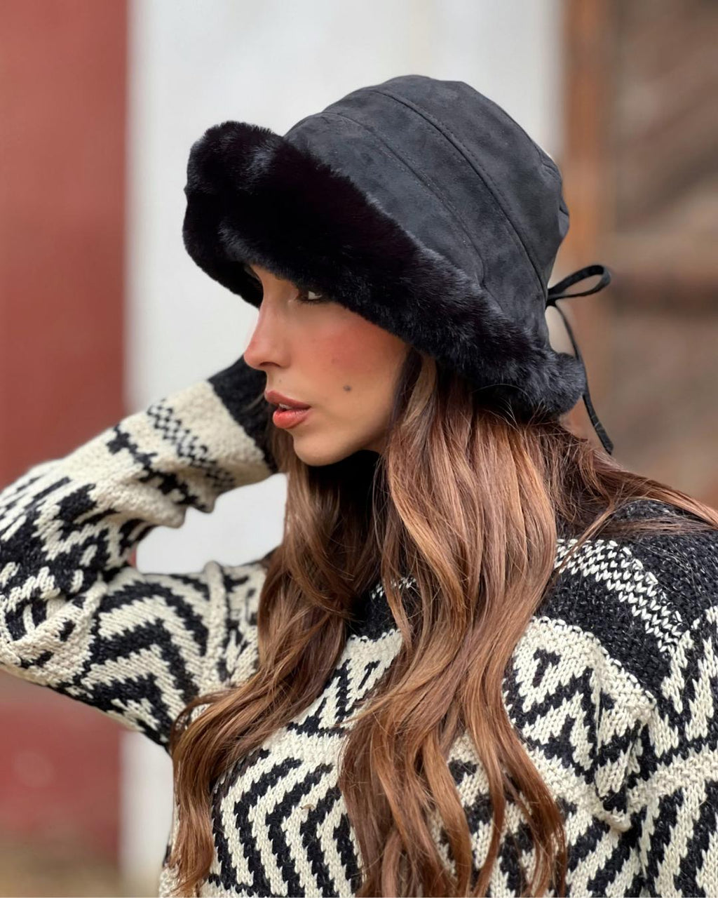 Detalle superior del chaleco Andes negro para mujer, tejido en lana y algodón con patrón geométrico.