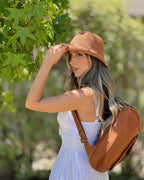 Modelo usando Gorro Brisa camel de verano con ala corta