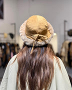 Modelo usando Gorro Chiporro Austral camel con interior suave
