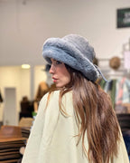 Modelo usando Gorro Chiporro Austral gris con chiporro interior