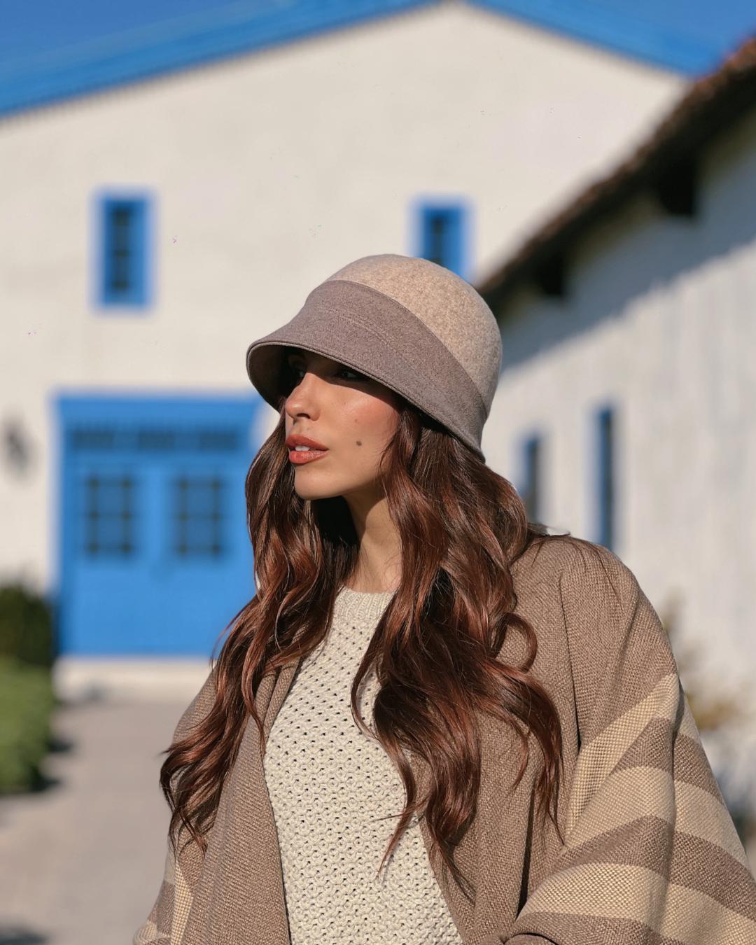 Gorro Loica Austral beige con visera en look invernal