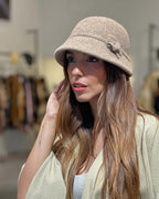 Gorro Rosa Austral beige de lana con diseño cloche