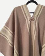Detalle lateral de Manta Boldo té con leche con líneas beige