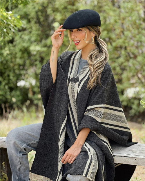 Manta Coihue gris marengo de lana de alpaca y oveja en look femenino austral