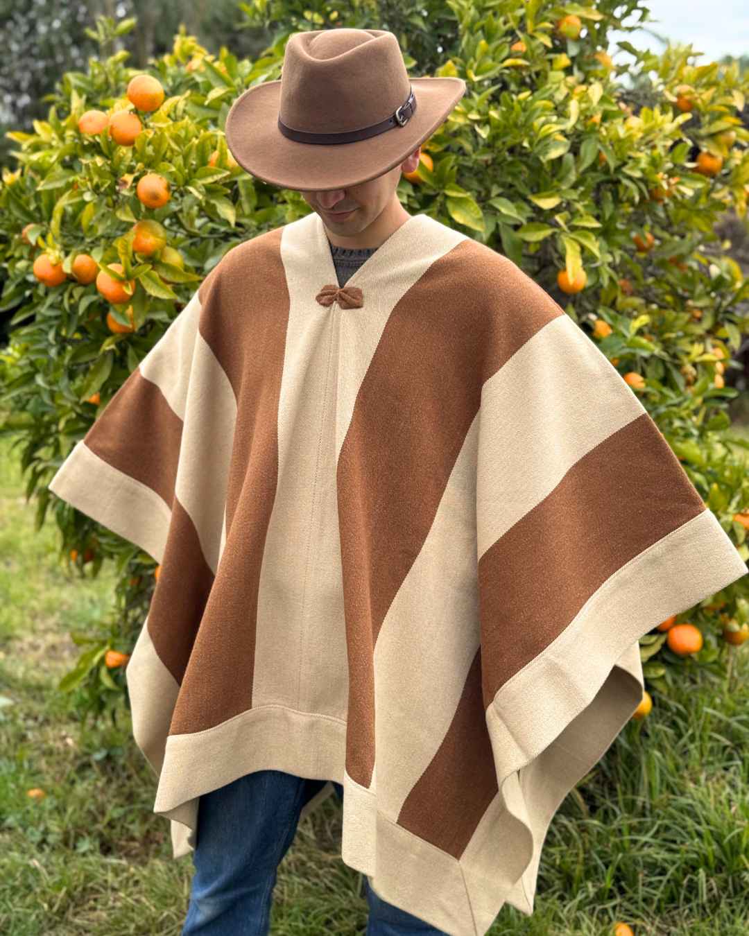 Manta Enhuinchada 3 Franjas camel y beige usada por modelo de cuerpo completo