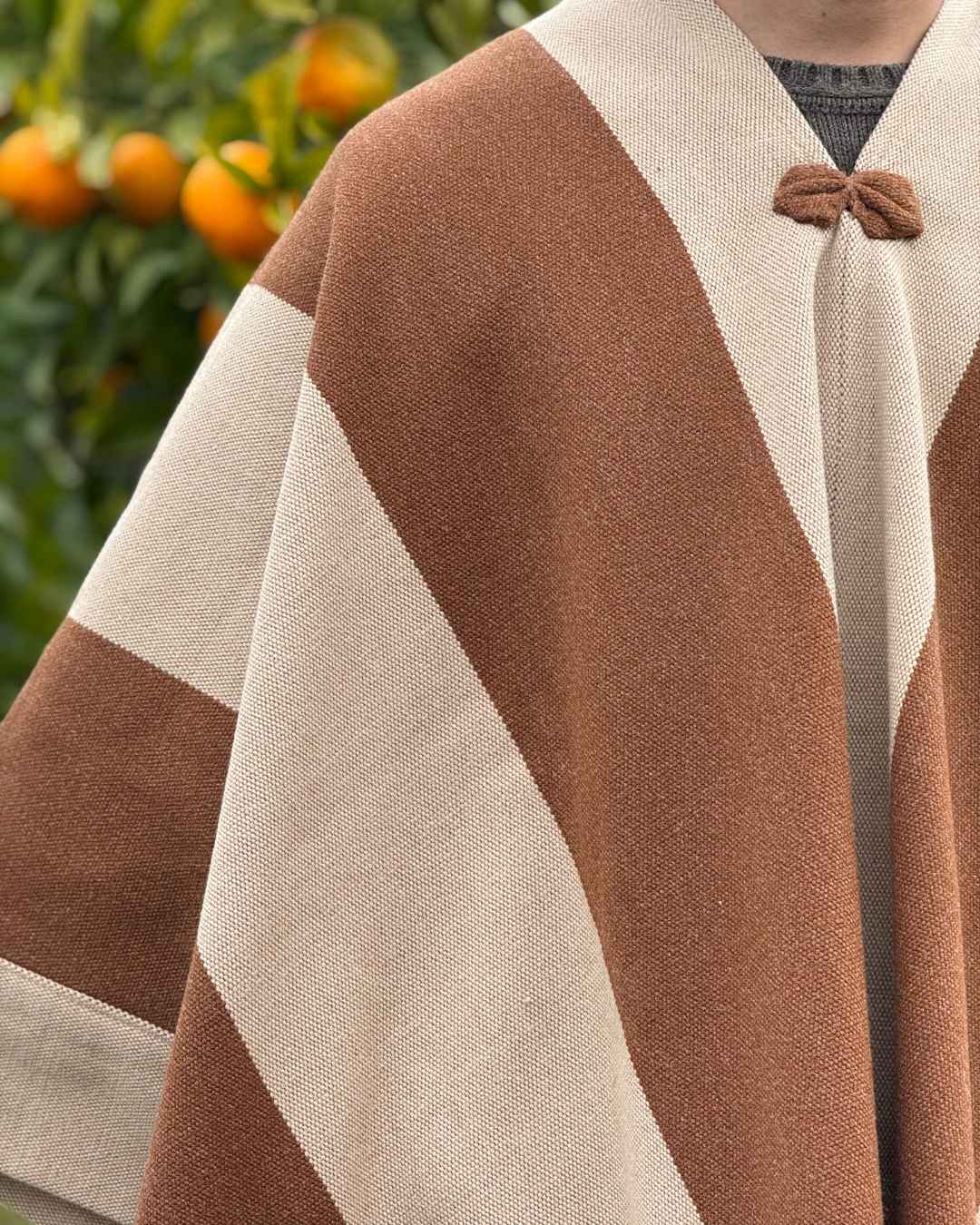 Detalle del tejido y franjas de la Manta Enhuinchada camel y beige