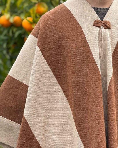 Detalle del tejido y franjas de la Manta Enhuinchada camel y beige