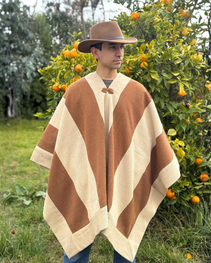 Hombre usando Manta Enhuinchada 3 Franjas camel y beige de alpaca y oveja