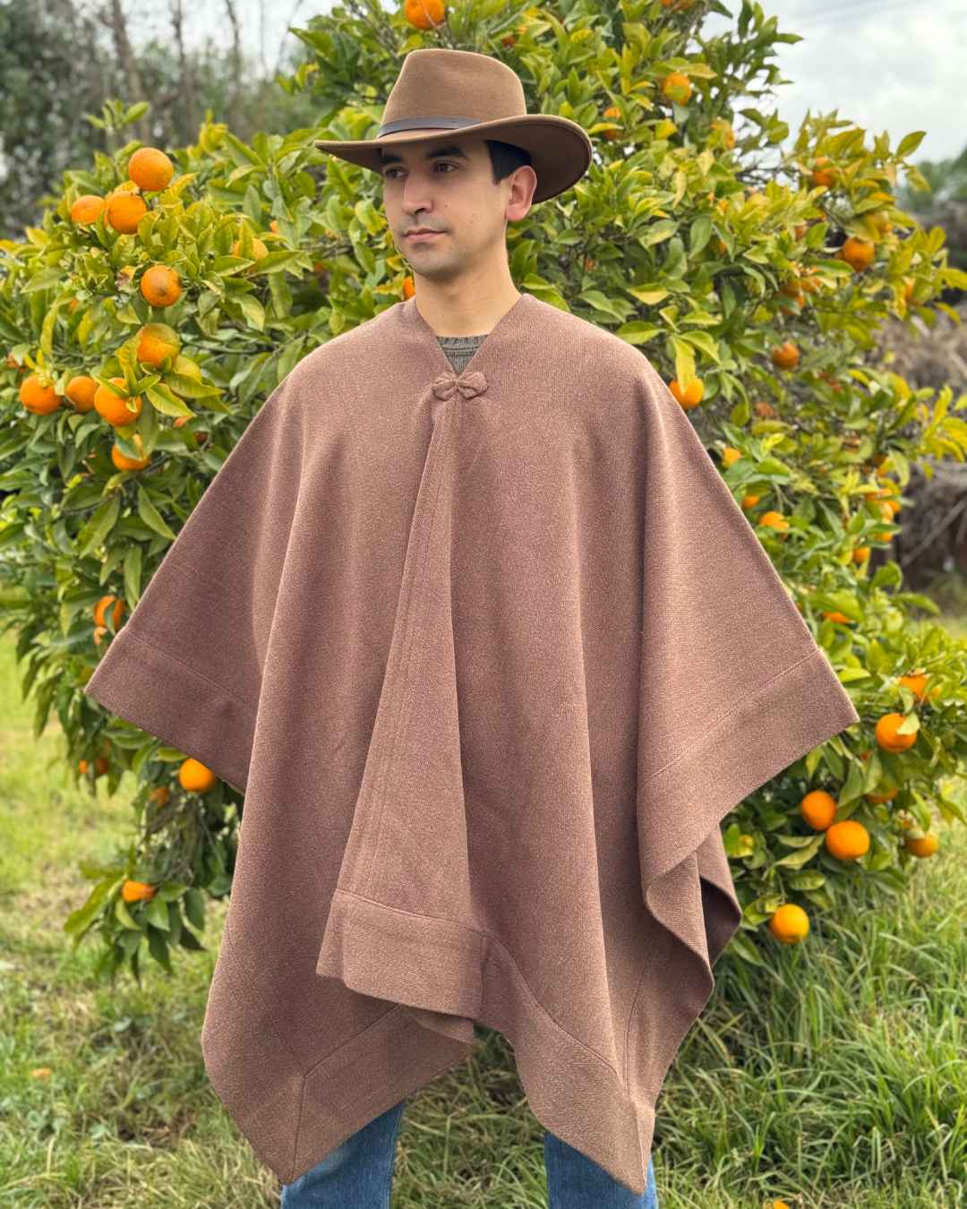 Manta Enhuinchada capuchino usada por modelo de cuerpo completo