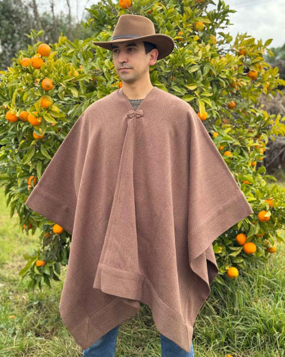 Manta Enhuinchada capuchino usada por modelo de cuerpo completo