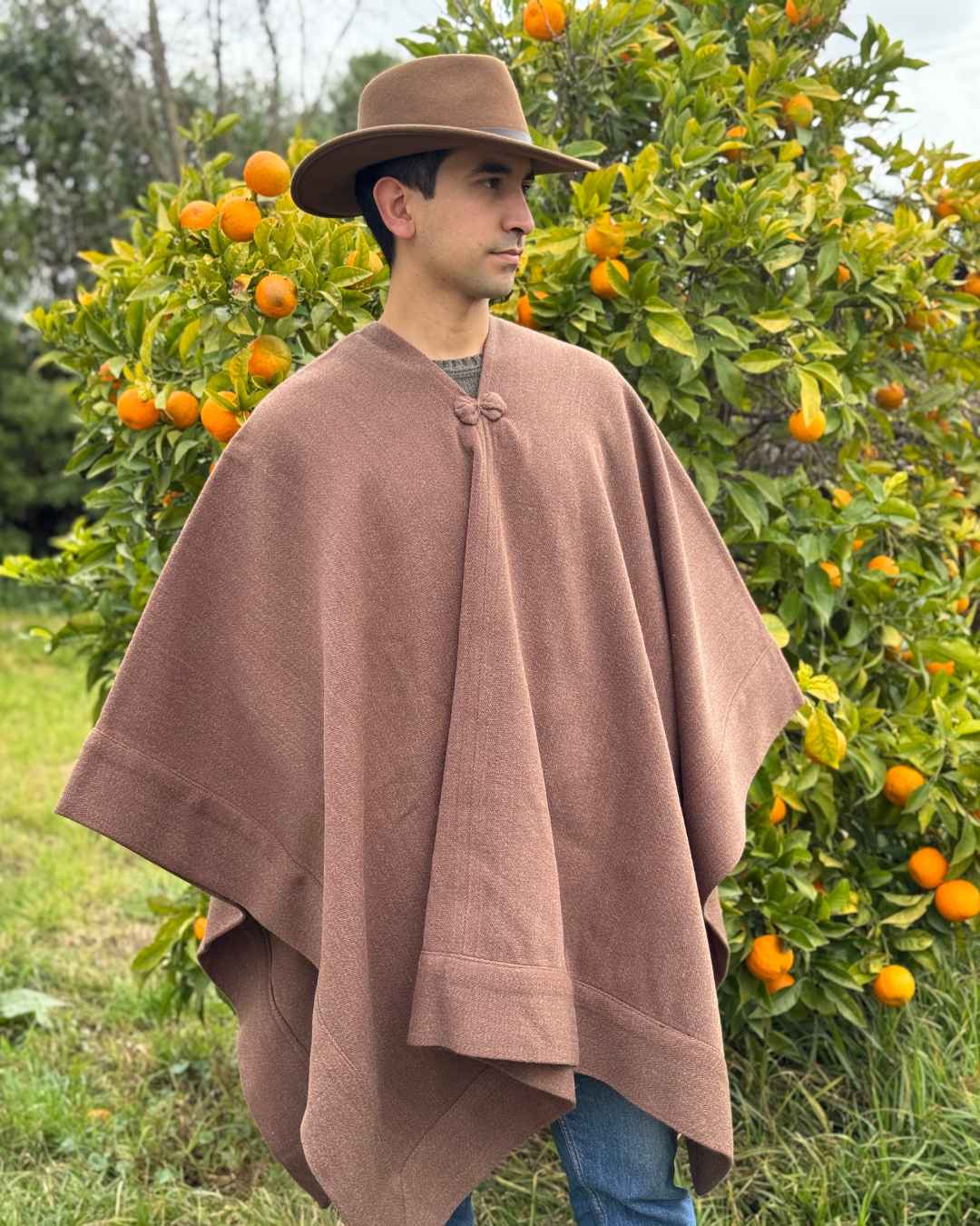 Hombre usando Manta Enhuinchada capuchino de alpaca y oveja