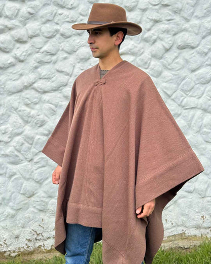 Perfil de hombre usando Manta Enhuinchada capuchino