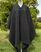 Manta Lisa Gris Marengo unisex de alpaca y lana de oveja vista de frente.