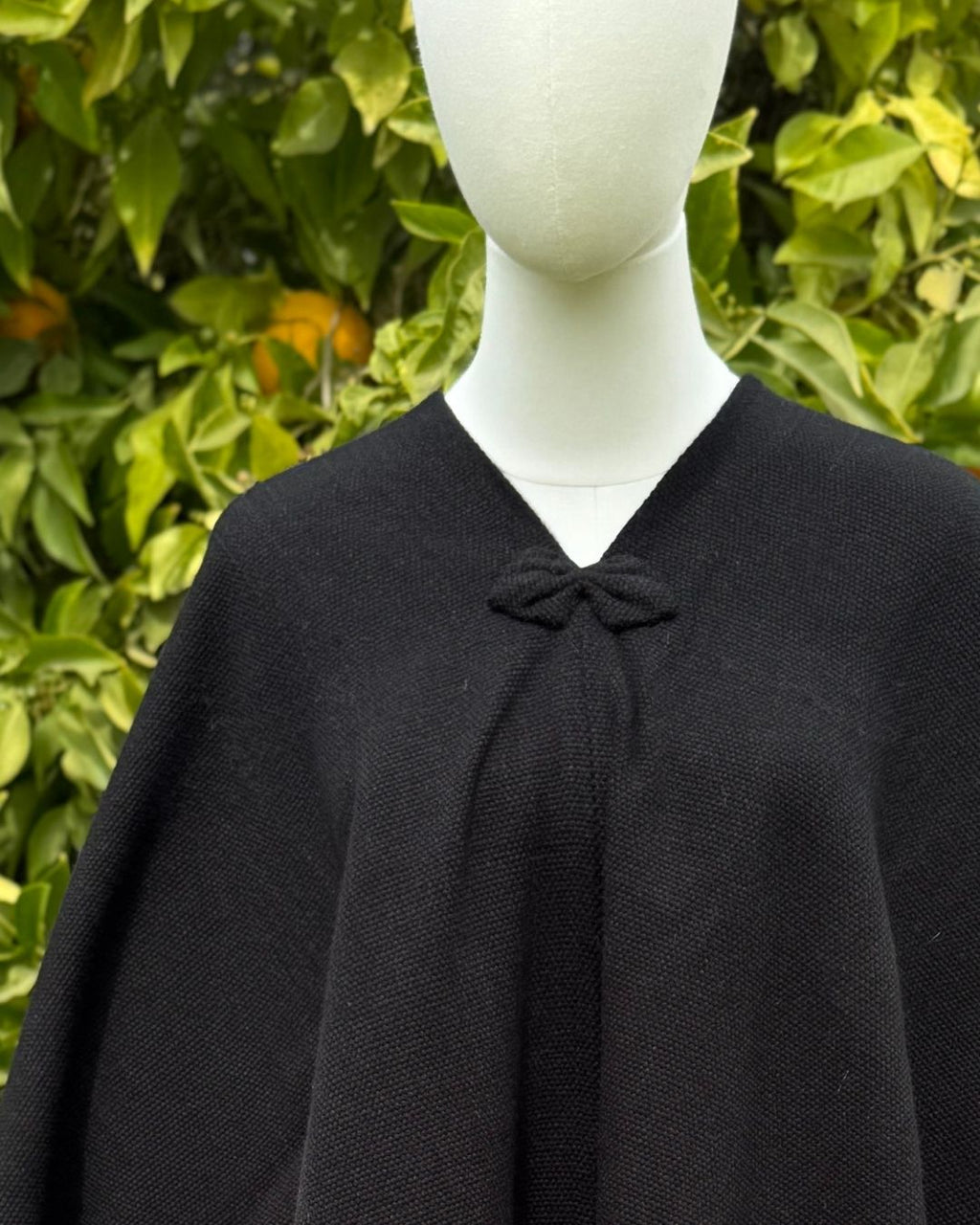 Detalle del cuello en V de la Manta Lisa Negra de alpaca y oveja.