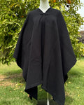 Manta Lisa Negra unisex de alpaca y lana de oveja vista de frente.