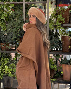 Vista lateral de manta camel tejida en telar con cuello tipo tortuga.