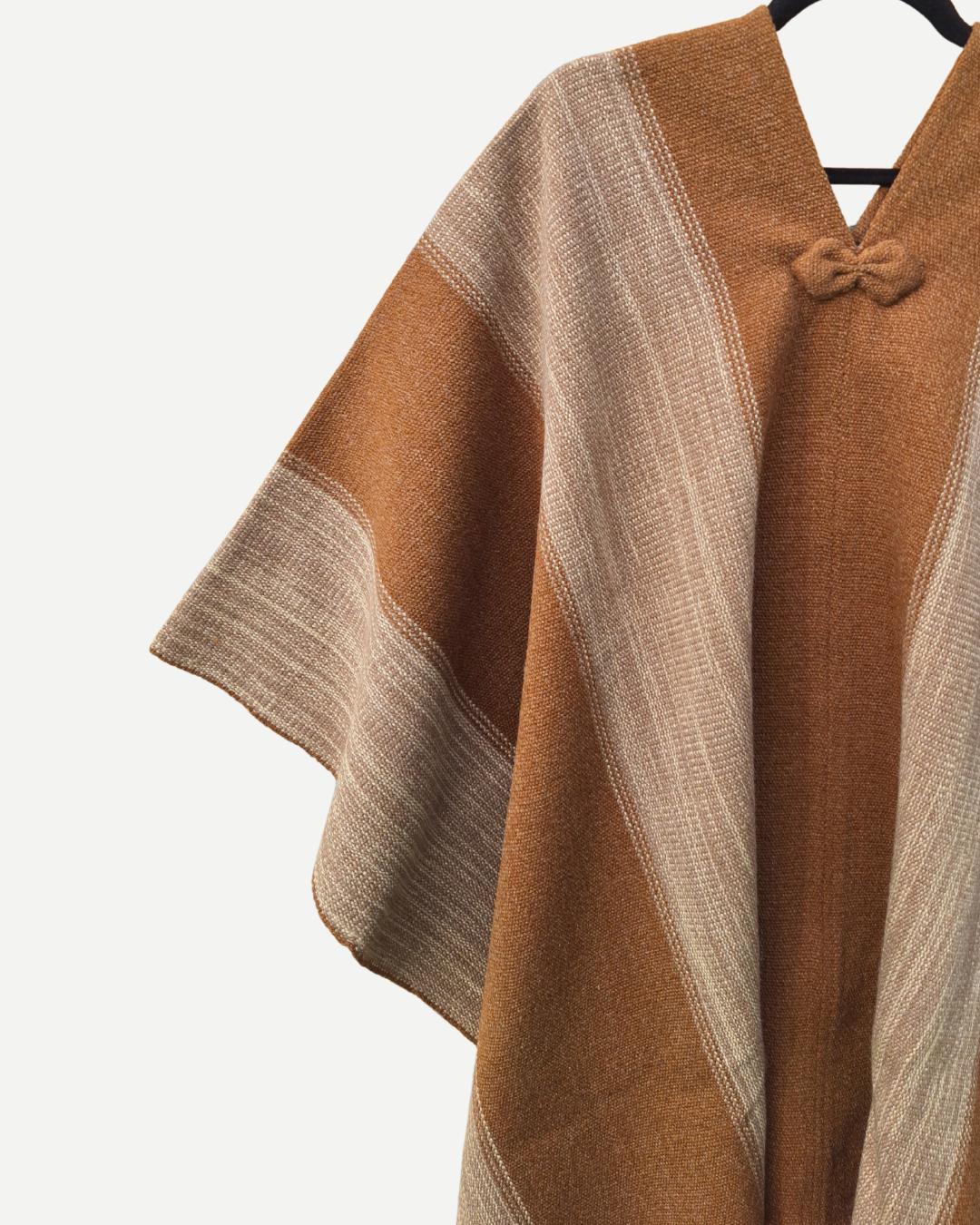 Manta Roble camel con detalle de tejido en lana de oveja y alpaca