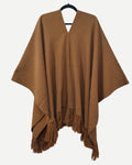 Manta Suspiro camel de alpaca y algodón en vista frontal, con diseño cerrado y flecos.