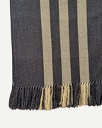 Detalle del tejido y franjas beige de la Manta Suspiro gris y beige.